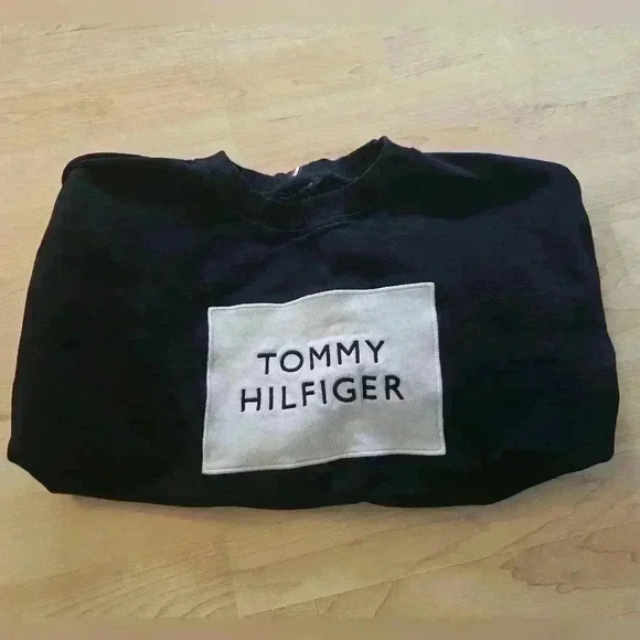 Tommy Hilfiger Tops - Tommy hilfiger crew neck sweatshirt size medium